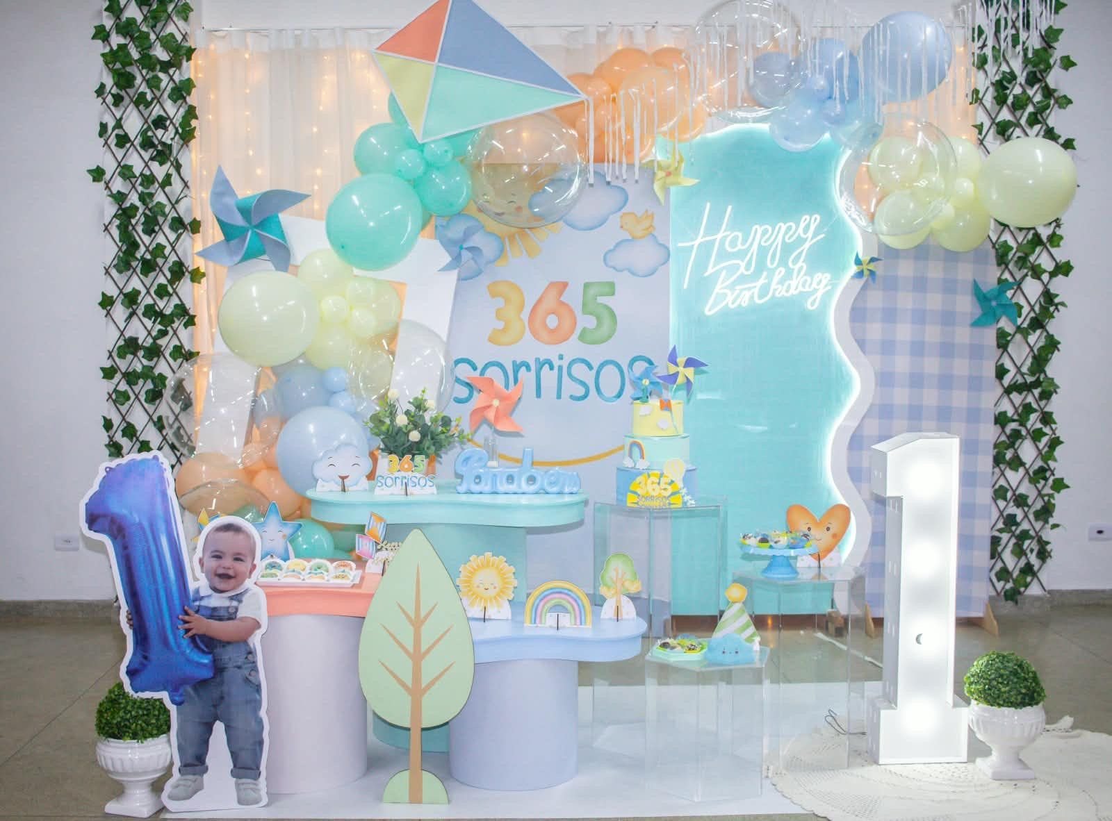 Decoração de primeiro aniversário tema céu e pipas