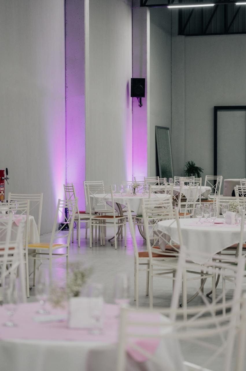Salão do Espaço Allévive montado com mesas para evento