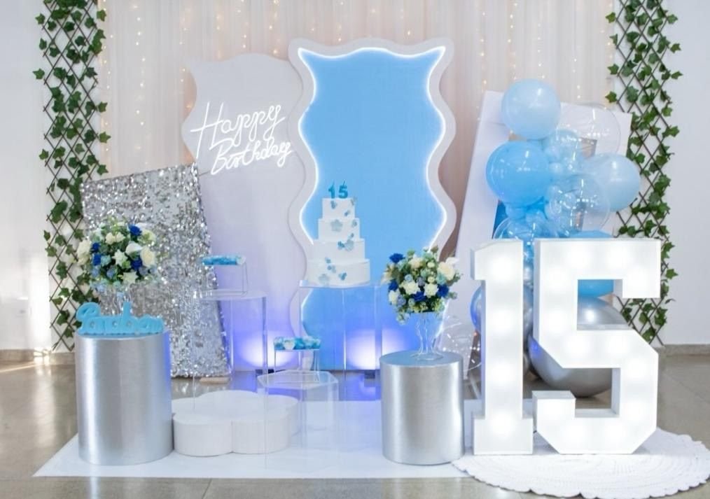 Decoração de festa de 15 anos em azul com letreiro luminoso