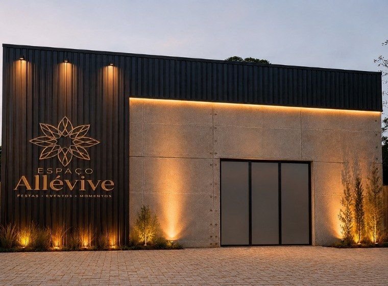 Fachada do Espaço Allévive iluminada ao entardecer