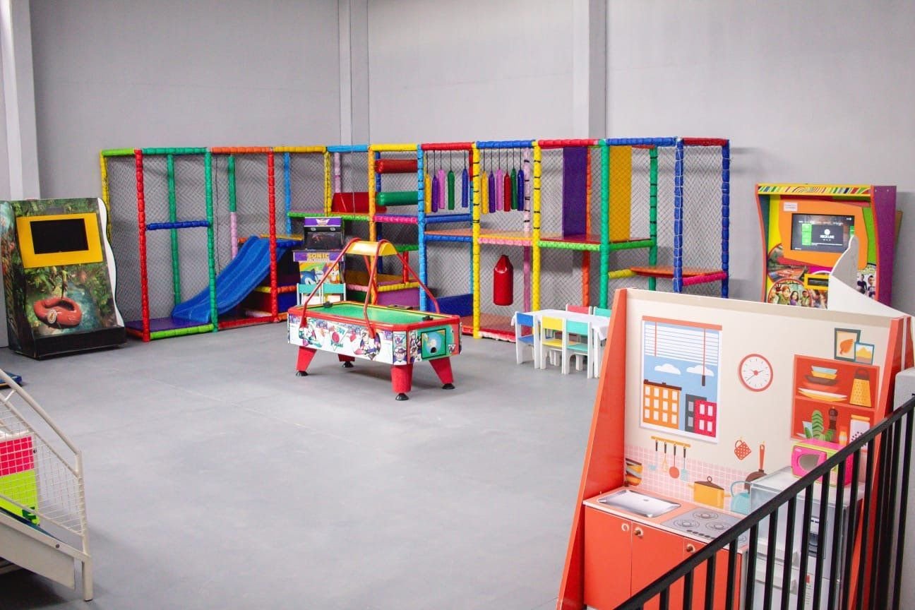 Espaço kids com playground e brinquedos